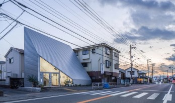 陡坡屋顶和对角线展墙的三维构图：日本8.5住宅 / DOG