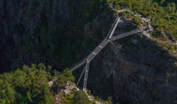长150英尺，横跨瀑布深渊：挪威Vøringsfossen阶梯桥