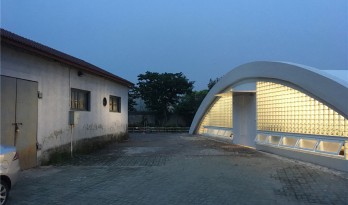 圆拱下的微光——上海虹桥飞机库改造 / 那宅工作室
